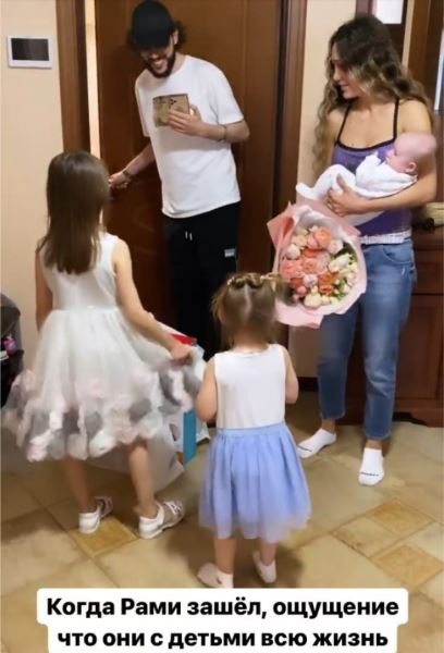 Алена Ашмарина познакомила своего бойфренда Рами с четырьмя дочками