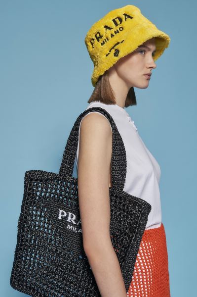 Махровые панамки и соломенные шоперы: Prada выпустили пляжную коллекцию (ФОТО)