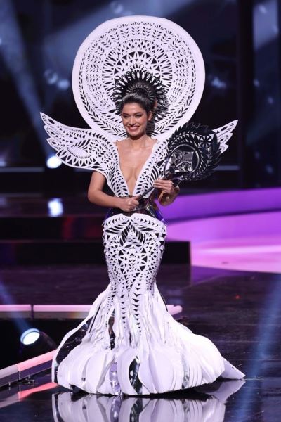 Представительница Украины на "Мисс Вселенная" показала национальный костюм весом 7 кг (ФОТО)