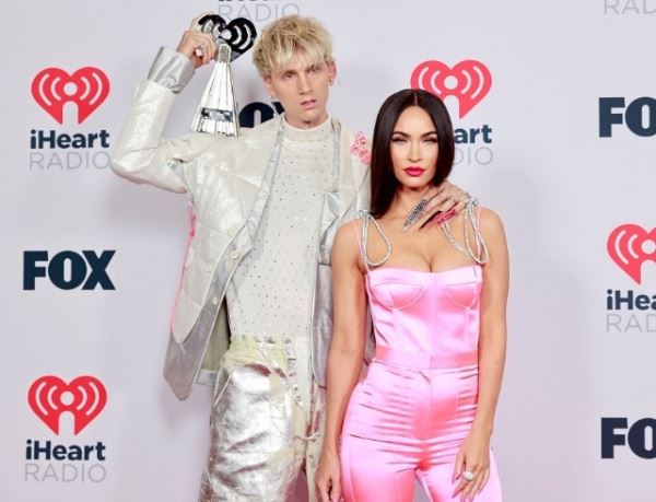 В розовом комбинезоне и блестящем костюме: Меган Фокс и Колсон Бэйкер на красной дорожке iHeartRadio Music Awards (ФОТО)