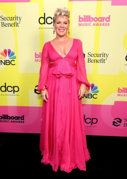 Billboard Music Awards 2021: Меган Фокс, Приянка Чопра, P!nk и другие на красной дорожке премии (ФОТО)