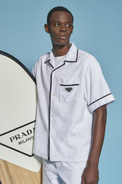 Махровые панамки и соломенные шоперы: Prada выпустили пляжную коллекцию (ФОТО)