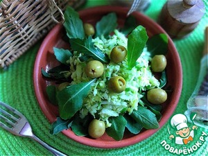 Салат из зелёной редьки с рукколой