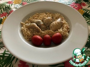 Сваренный рис на томатно-курином бульоне