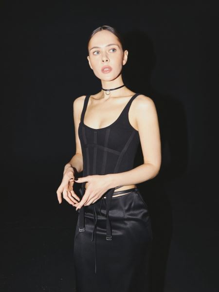 В соблазнительных корсетах и неоновых колготках: Юлия Санина снялась для Vogue (ФОТО)